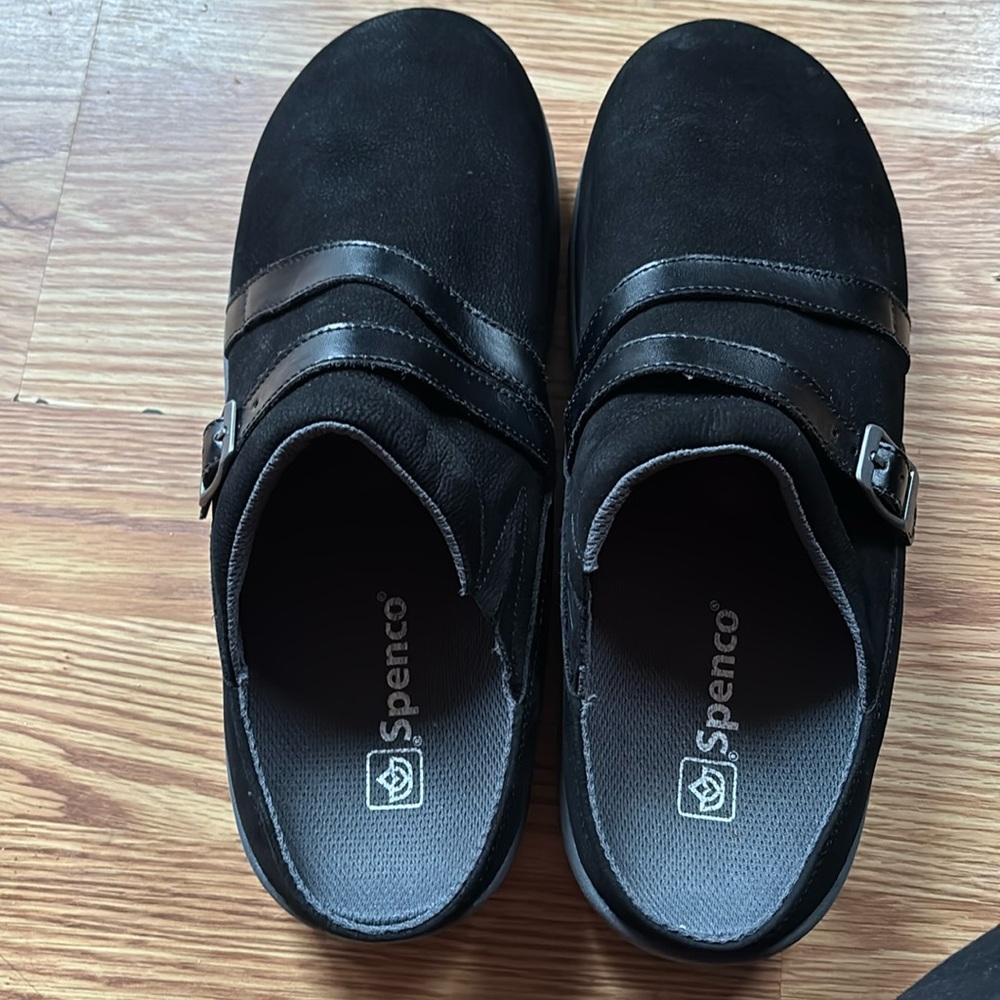 Spenco black and gray suede like feel with strap. size 11